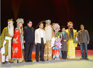 河南省政協(xié)主席王全書、著名豫劇表演藝術(shù)家王希玲、著名戲劇評論家荊樺、著名戲曲教育家《訪帥出征》導(dǎo)演李志遠(yuǎn)與主要演員合影